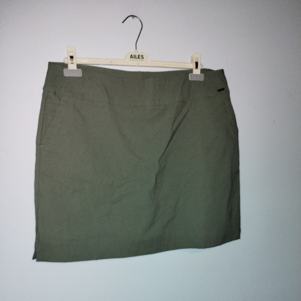 S.C& CO Women's short-Skort Size 16